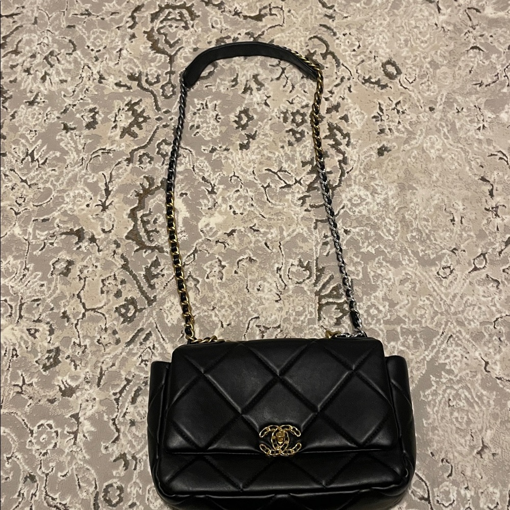 CHANEL Black Quilted Crossbody Bag with Gold Chain